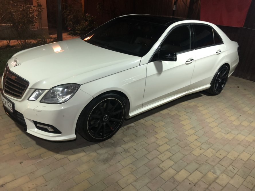 Белый Мерседес АМГ w212