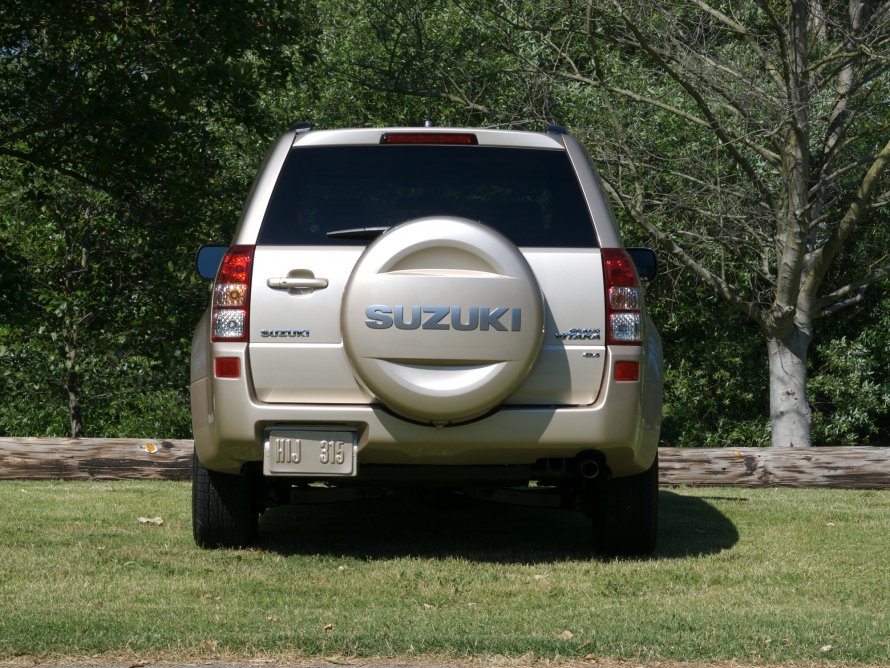 Suzuki Grand Vitara сзади