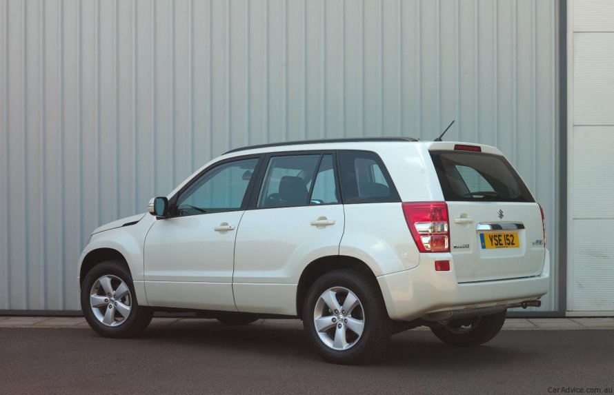 Suzuki Grand Vitara сзади