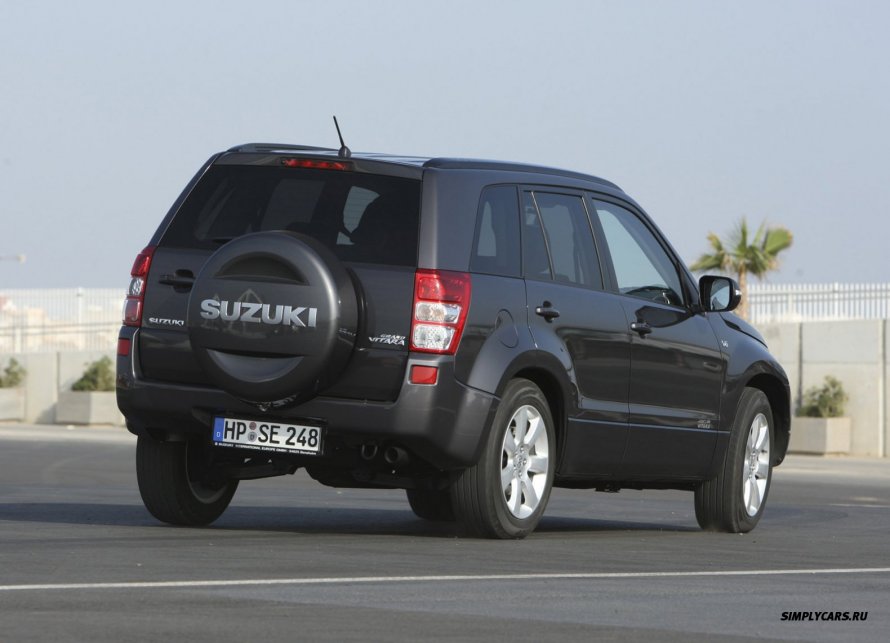Suzuki Grand Vitara сзади