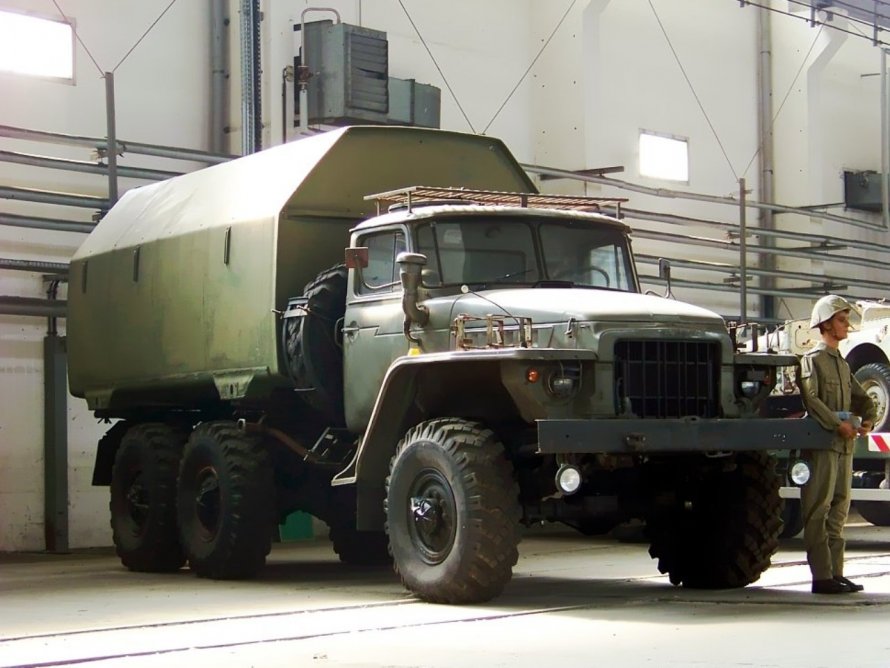 Армейский Урал с кунгом к-375