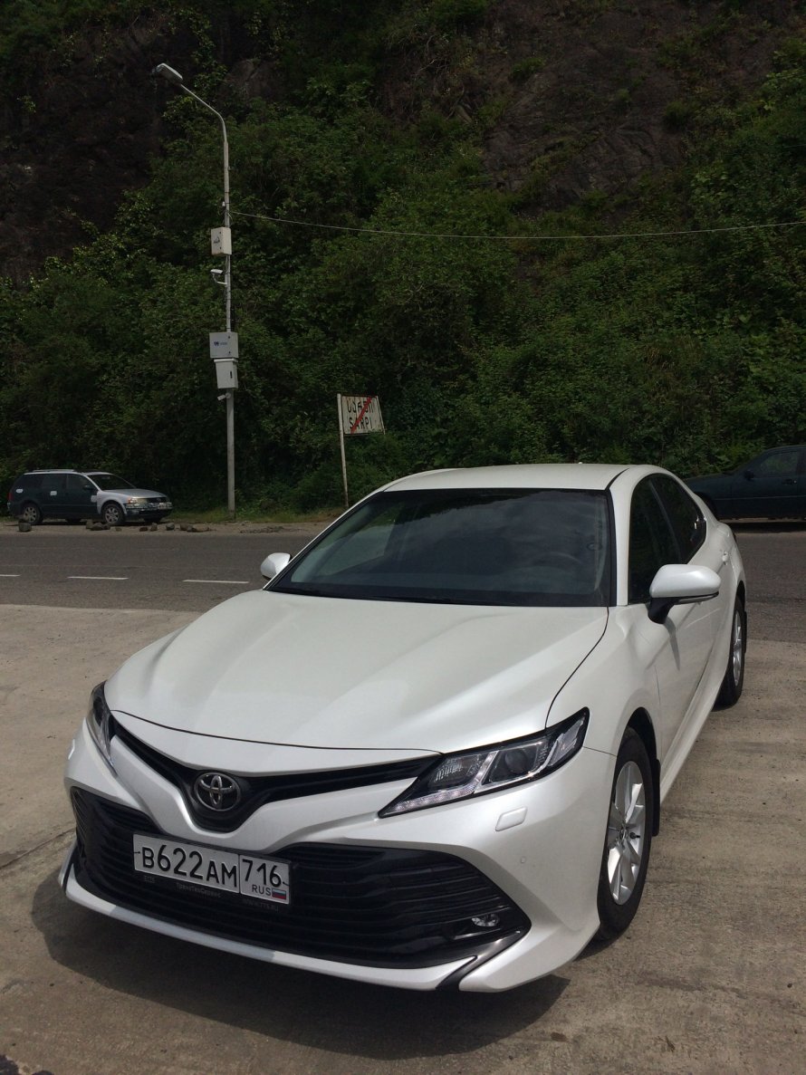 Toyota Camry 70 белый перламутр