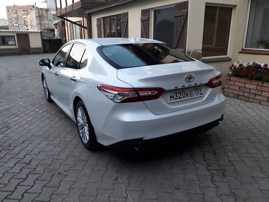 Toyota Camry 2020 белый перламутр