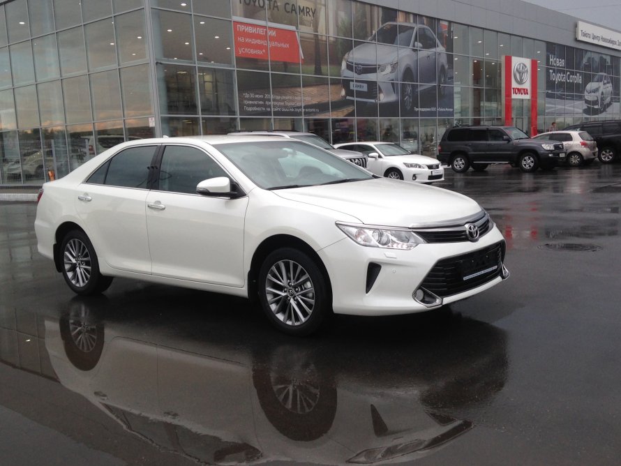 Toyota Camry xv70 белая