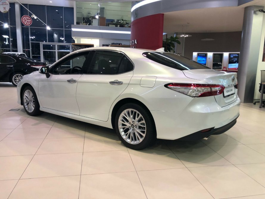Toyota Camry xv70 back