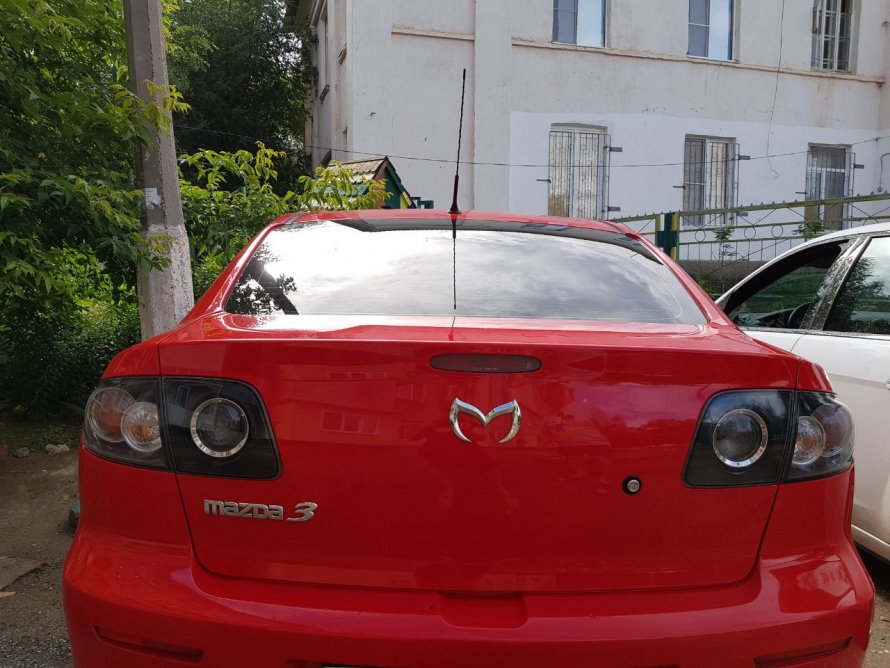 Мазда 3 2008 красная сзади