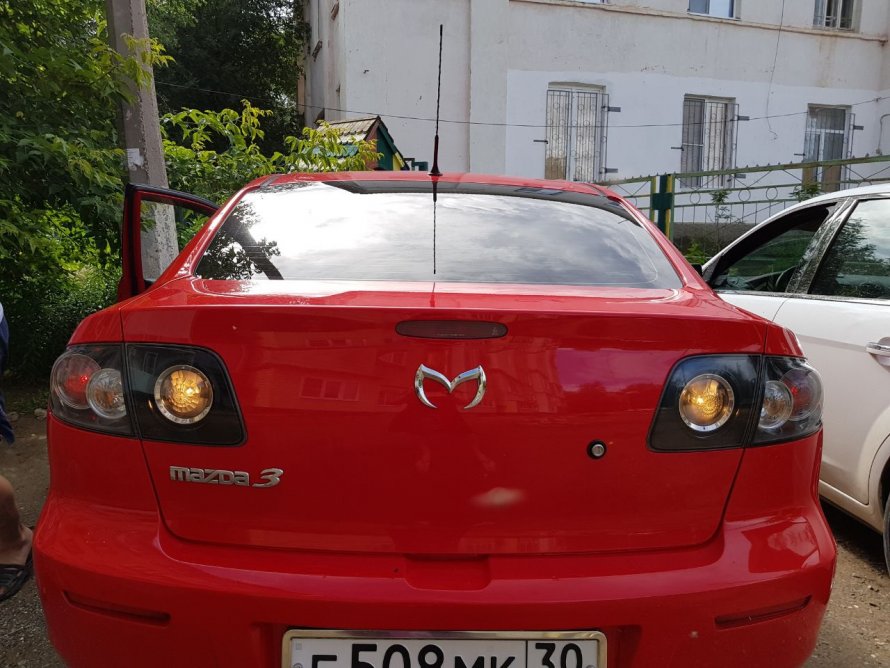 Mazda 3 сзади