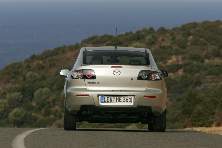 Mazda 3 BK седан вид сзади