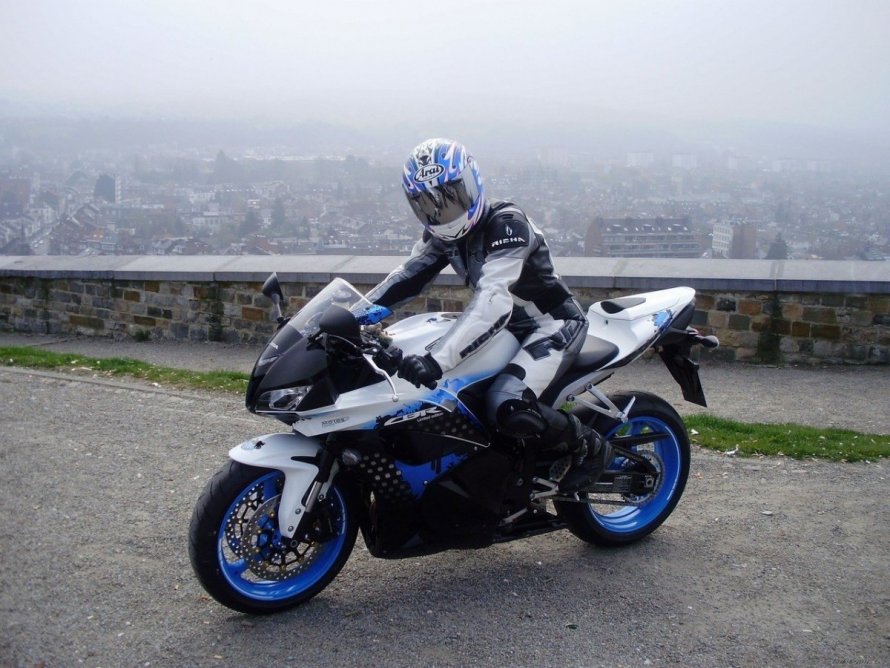 Мотоциклист Honda cbr600rr
