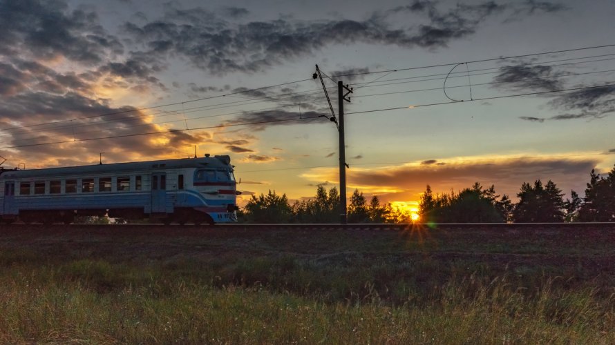 Поезд вечером лето