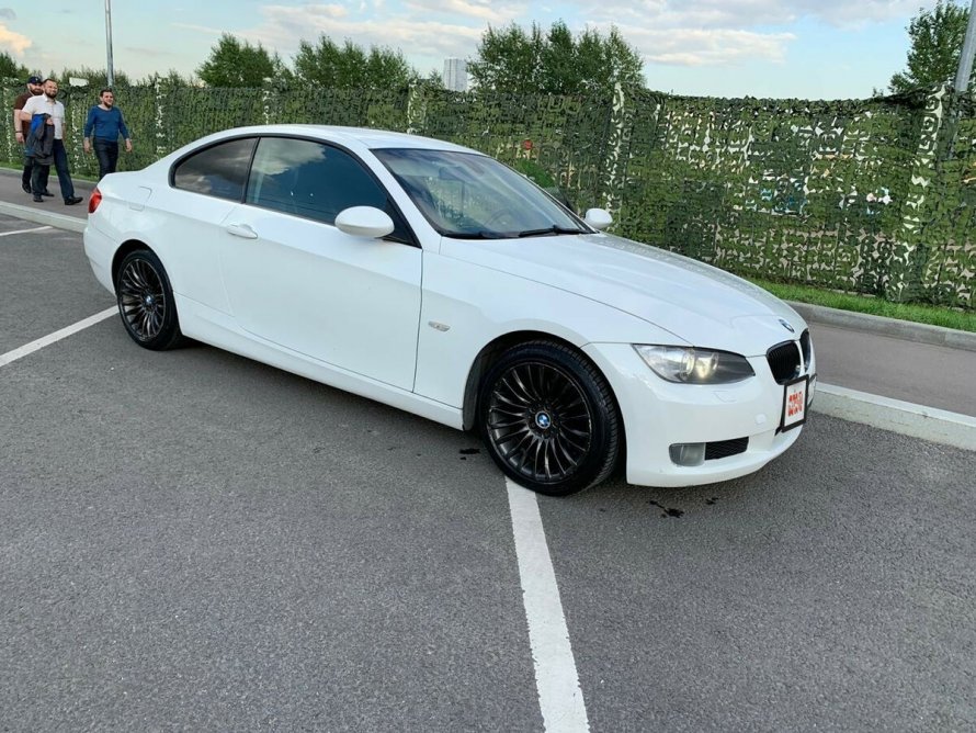BMW e90 белая купе