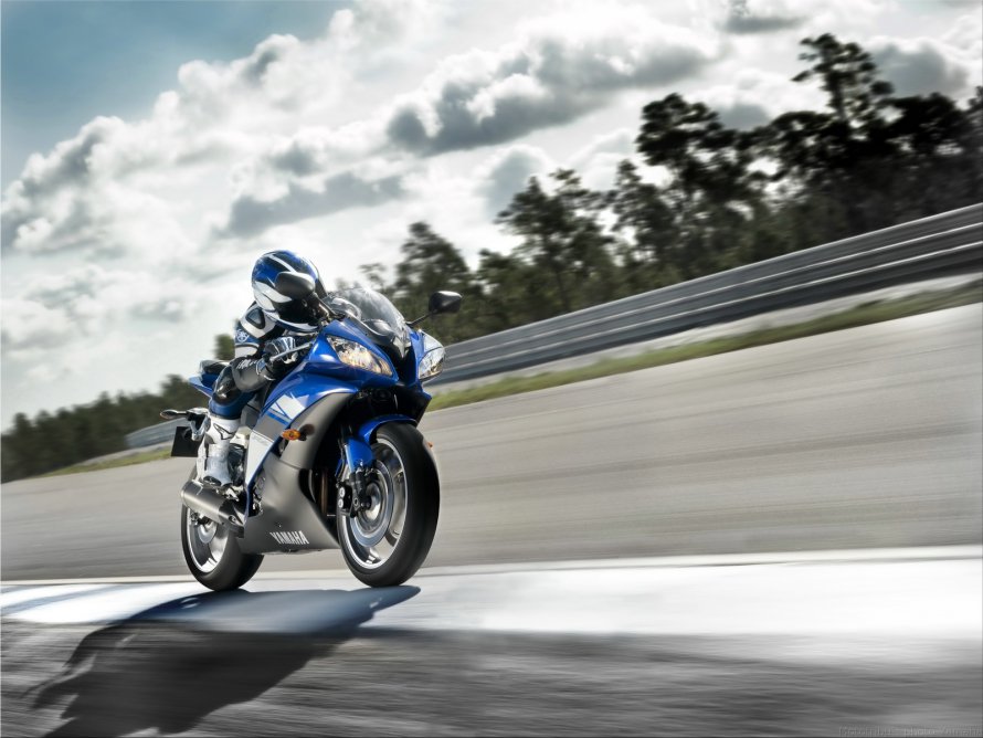 Yamaha YZF-r6 на скорости