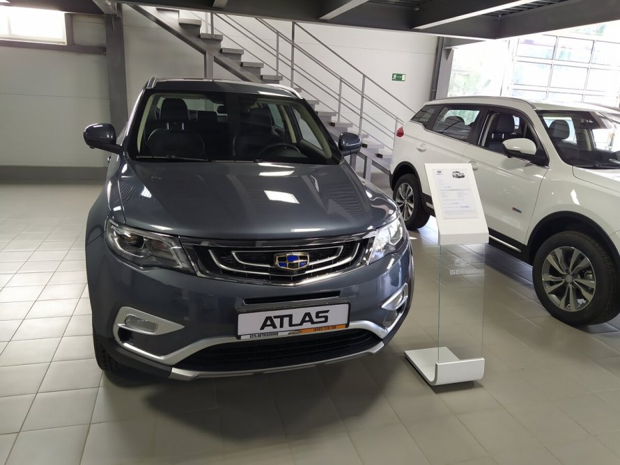 Geely Atlas 2019 серый