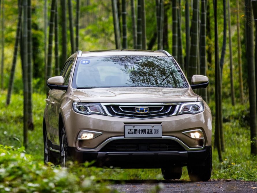 Geely Atlas красный