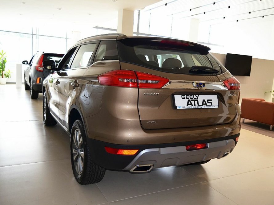 Geely Atlas янтарно золотой