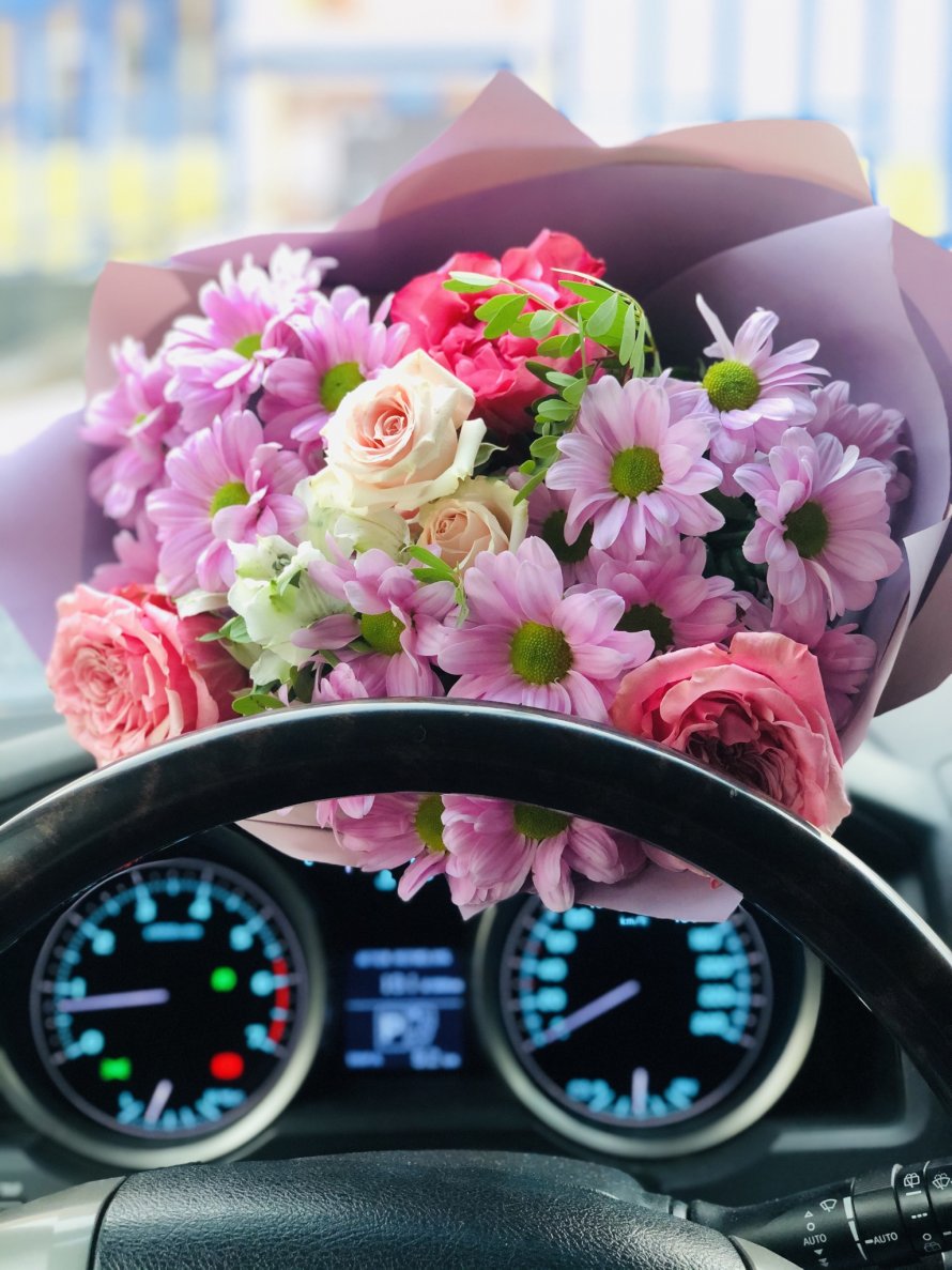 Букет в салоне автомобиля