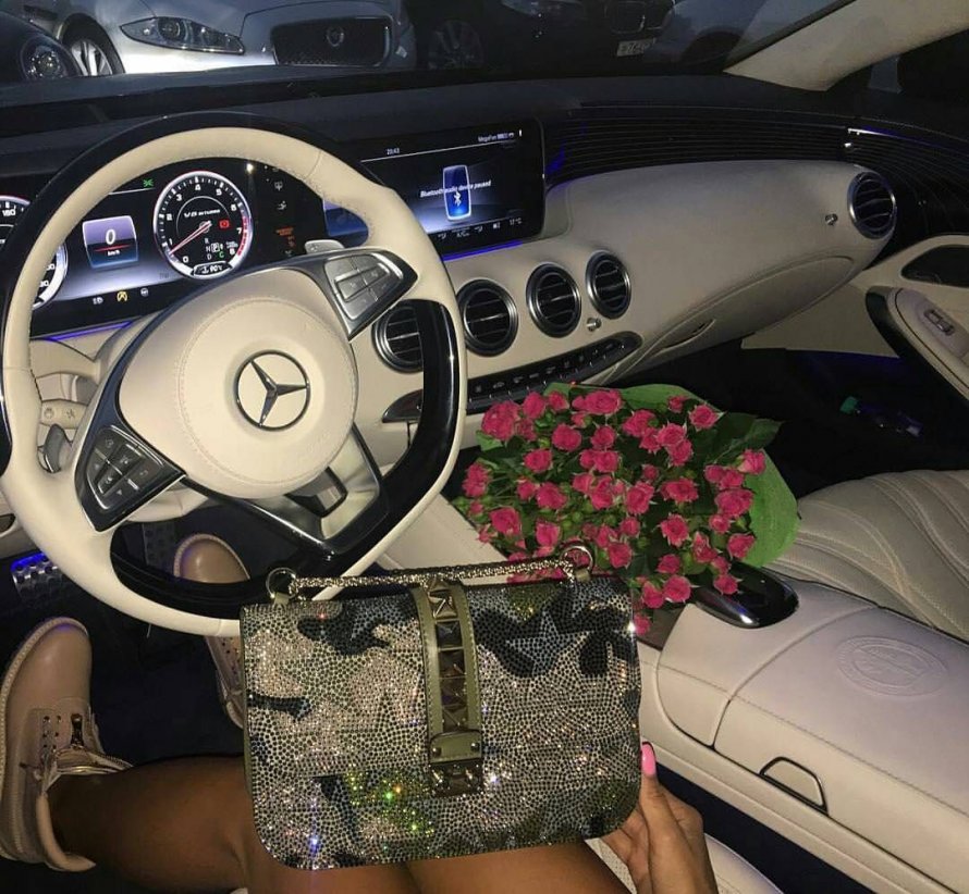 Цветы в салоне автомобиля