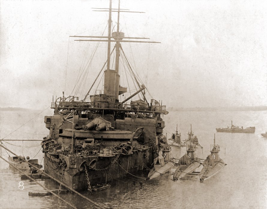 Британский броненосец HMS Victoria