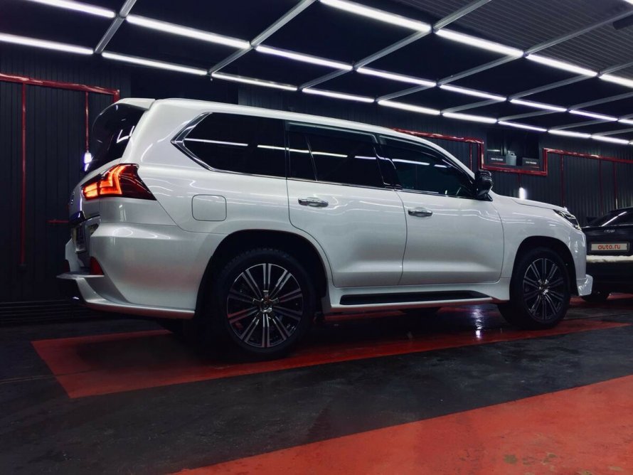 Lexus LX 570 белый черный