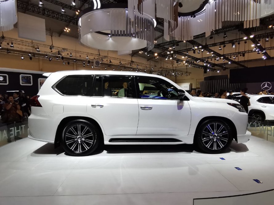 Лексус LX 570 2018