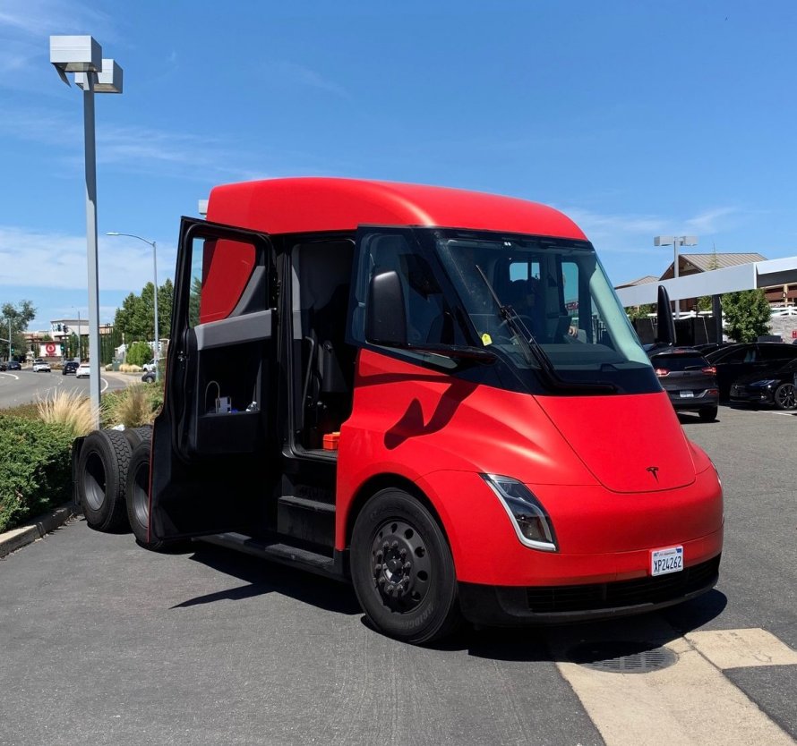 Электрический грузовик Tesla Semi