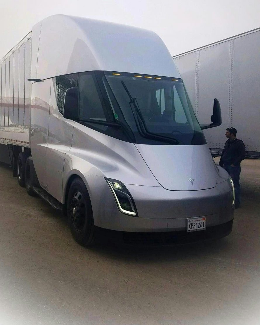 Грузовик Tesla Semi-Truck