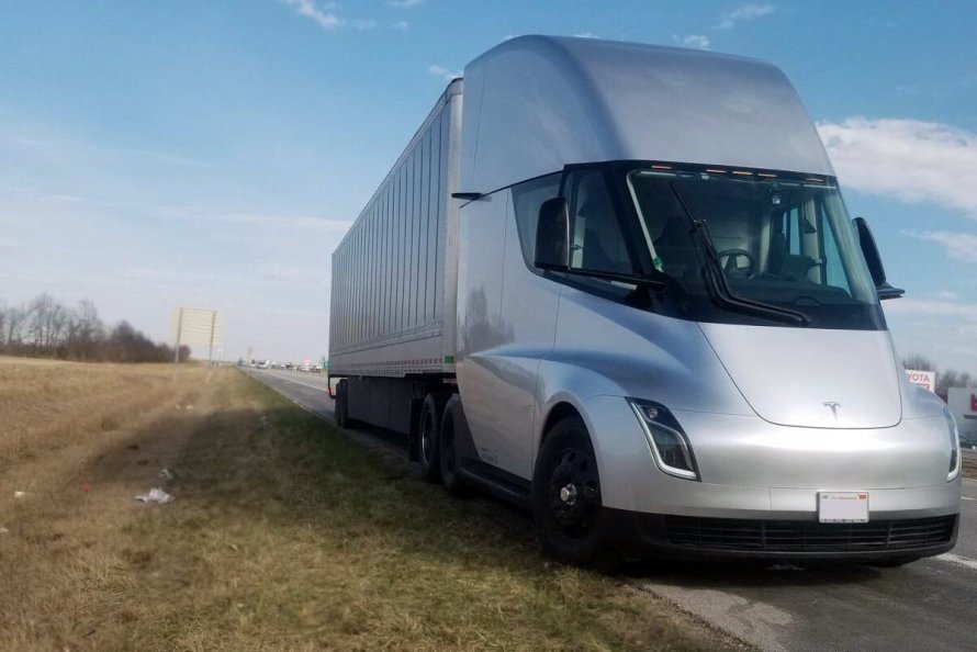 Электрический грузовик Tesla Semi