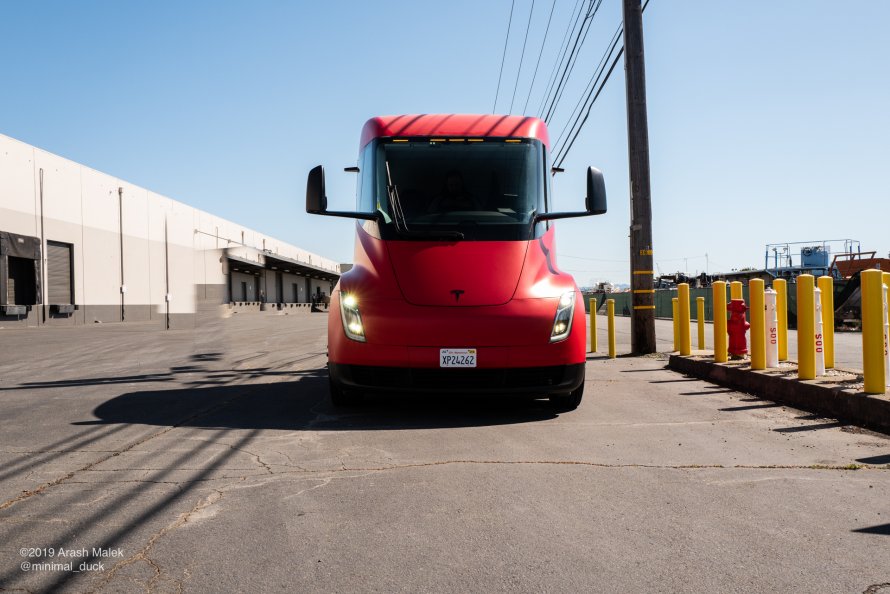 Грузовик Tesla Semi-Truck