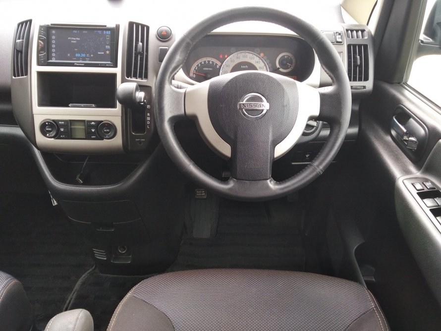 Nissan Serena 2005 салон