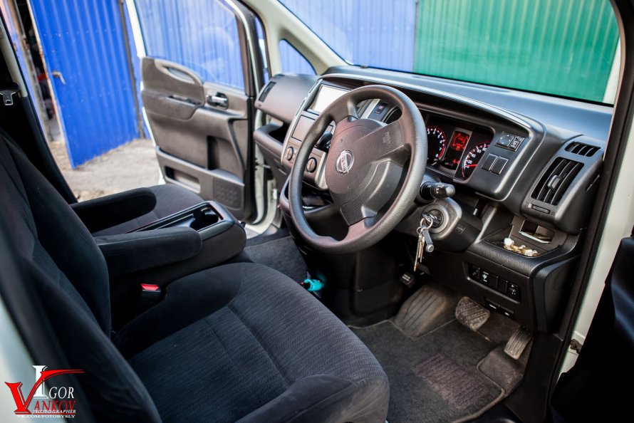 Nissan Serena 2009 салон