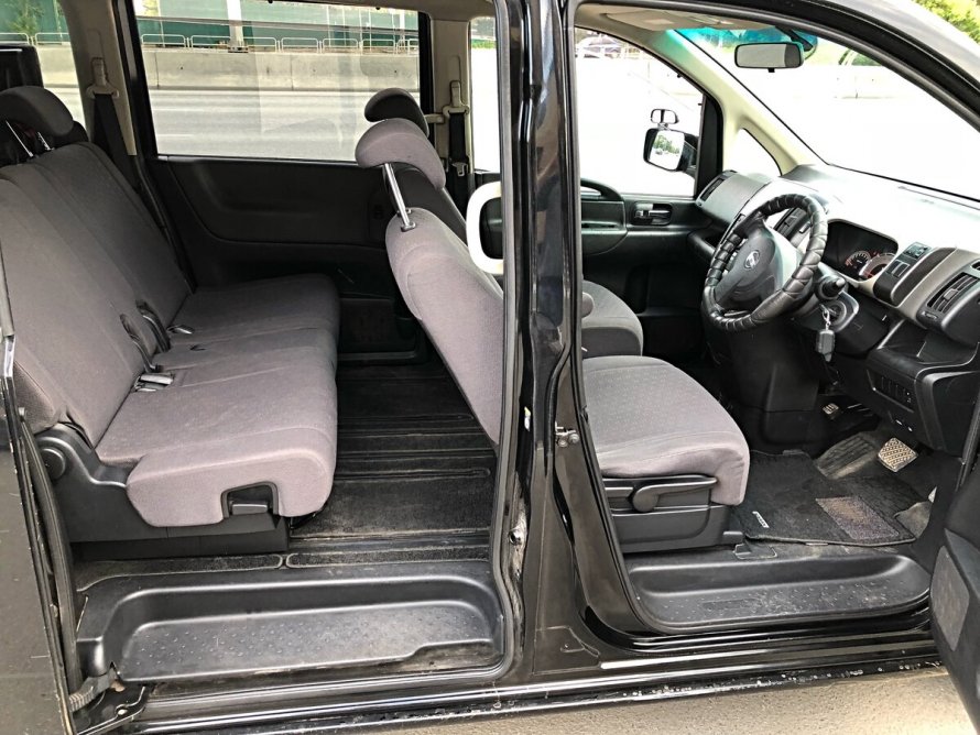 Nissan Serena салон