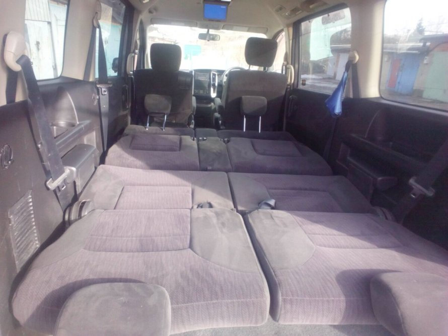 Nissan Serena салон