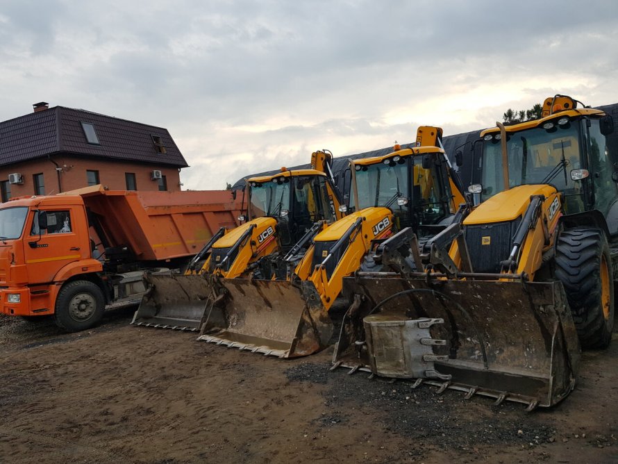 Трактор JCB грузит КАМАЗ
