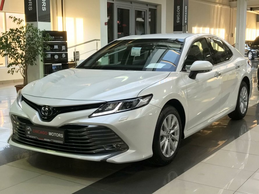 Toyota Camry 2018 белая