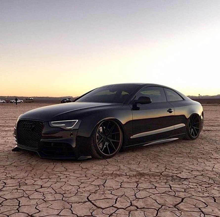 Черная Ауди rs5