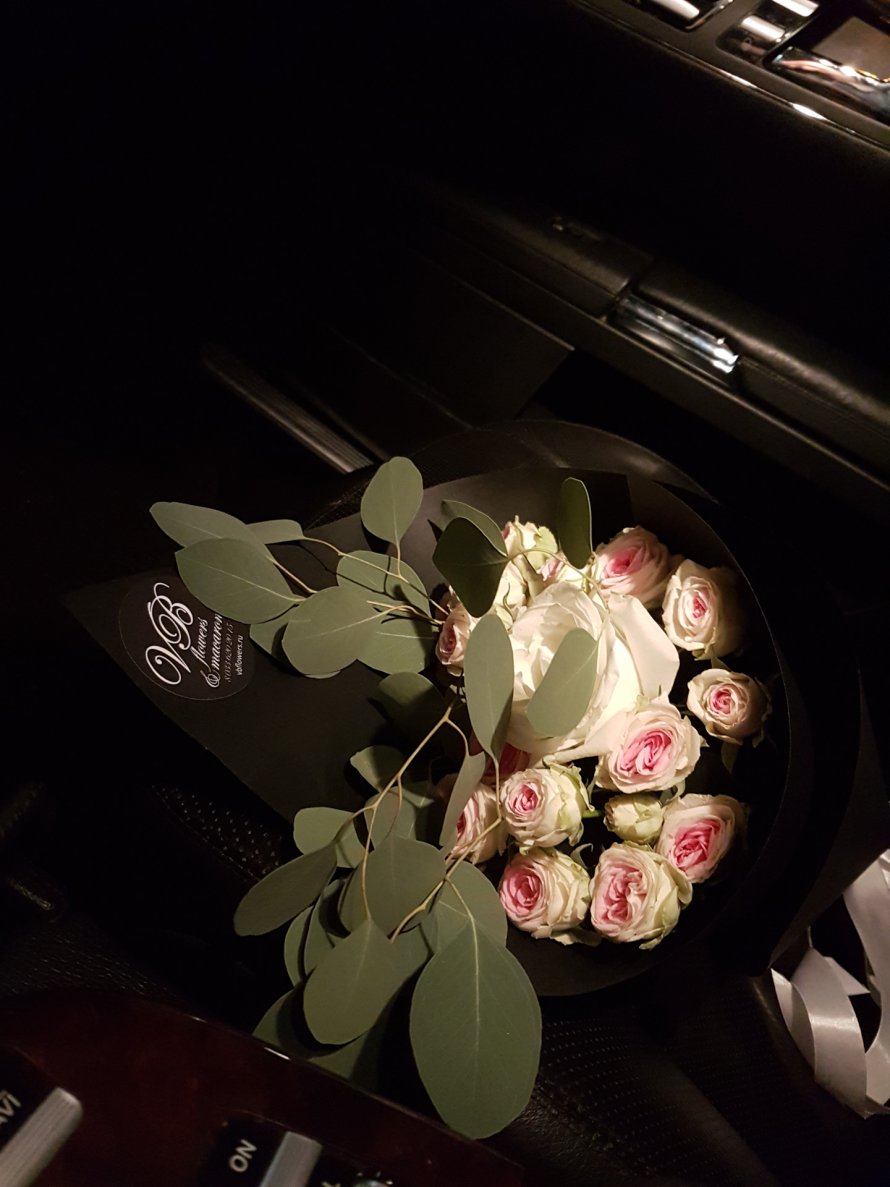 Цветы под дворником авто