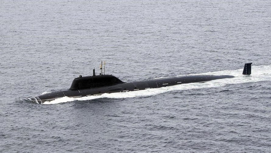 Пляж на фоне подводной лодки