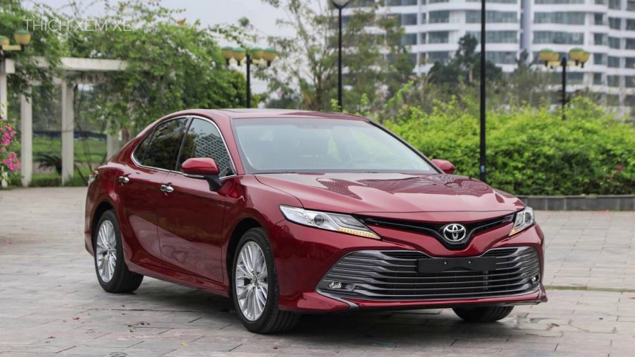 Toyota Camry 70 красная