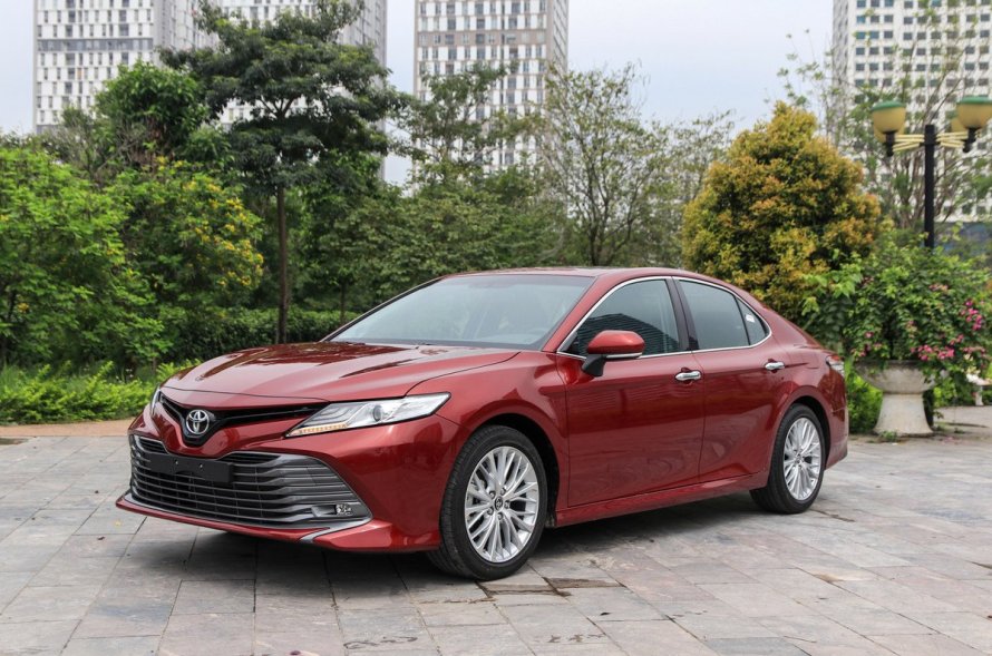 Toyota Camry 2019 красная