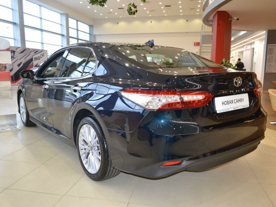 Toyota Camry 2020 темно-синий металлик