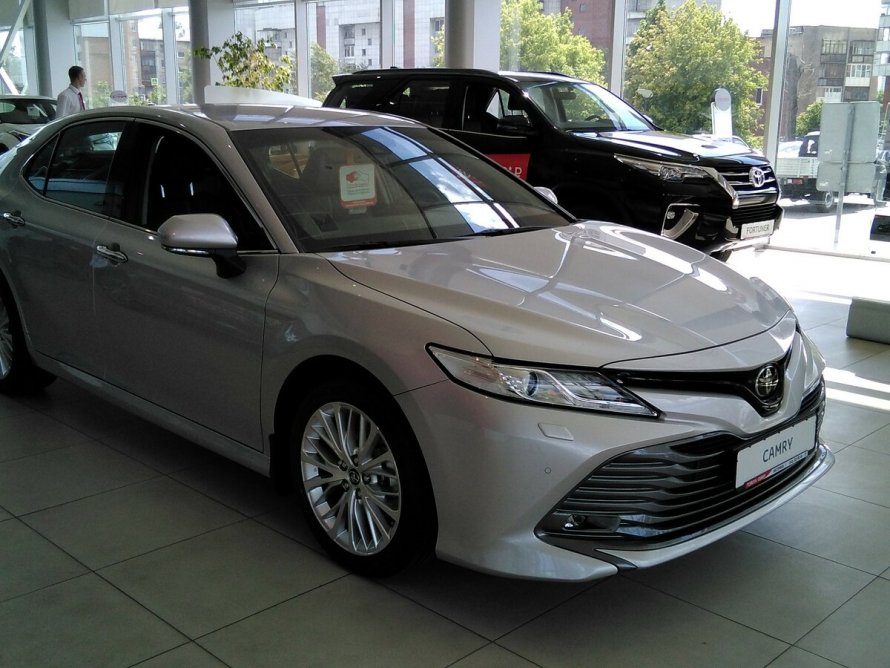 Toyota Camry v70 серебристая