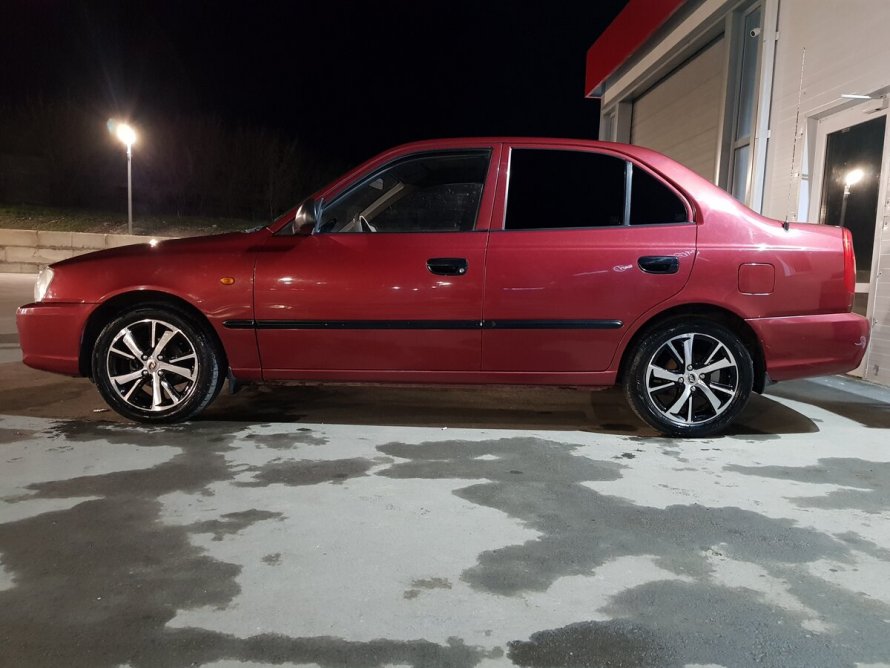 Hyundai Accent красный