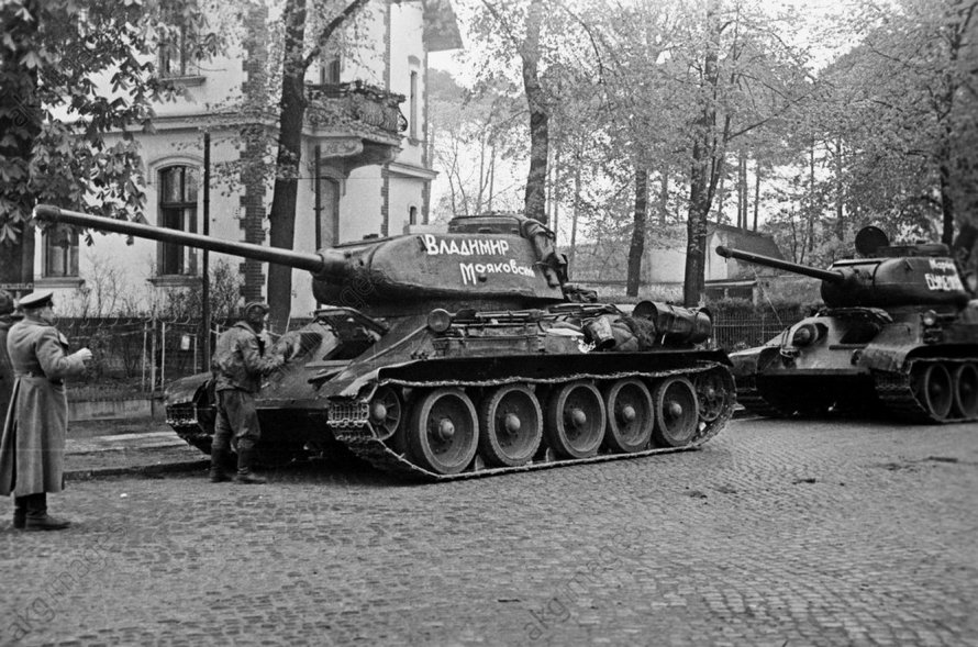 Советские танки т34 в Берлине 1945