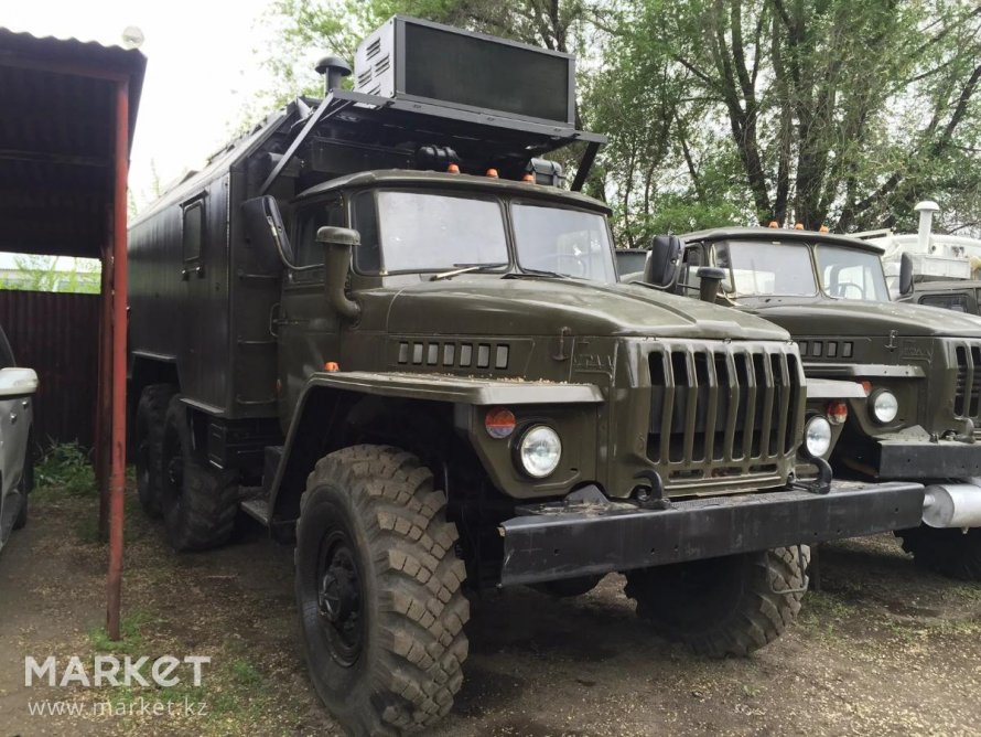Грузовик Урал 4320 с кунгом