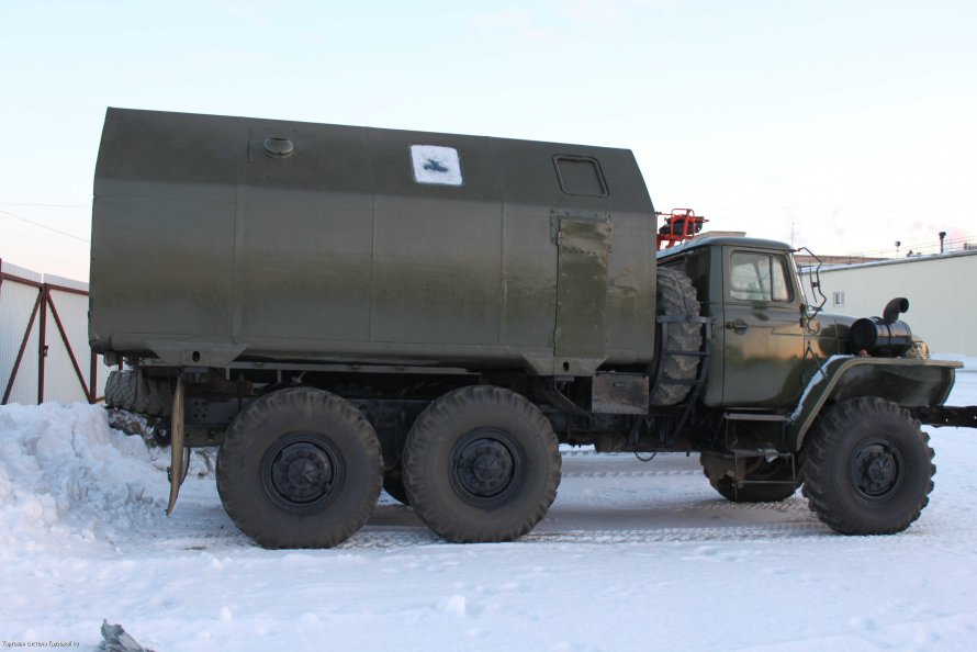 Грузовик Урал 4320 с кунгом