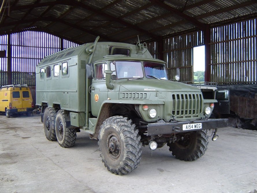 Грузовик Урал 4320 с кунгом