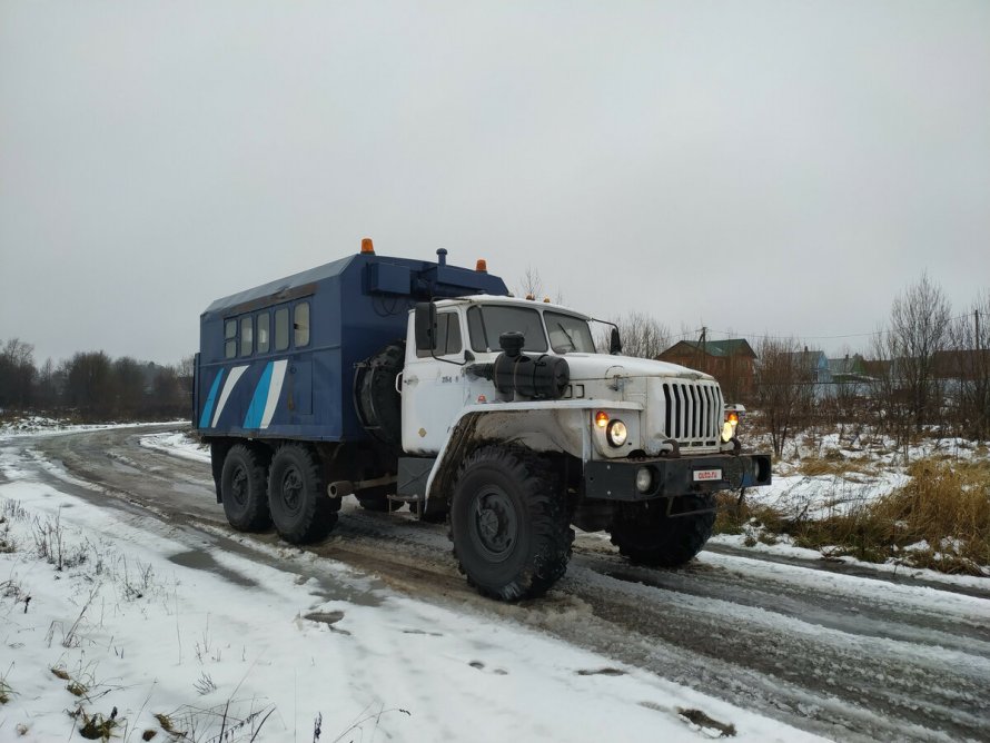 Грузовик Урал с кунгом