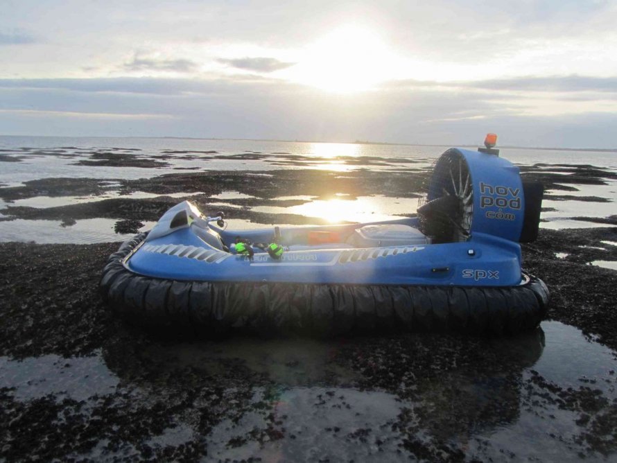 Hovercraft и лодка