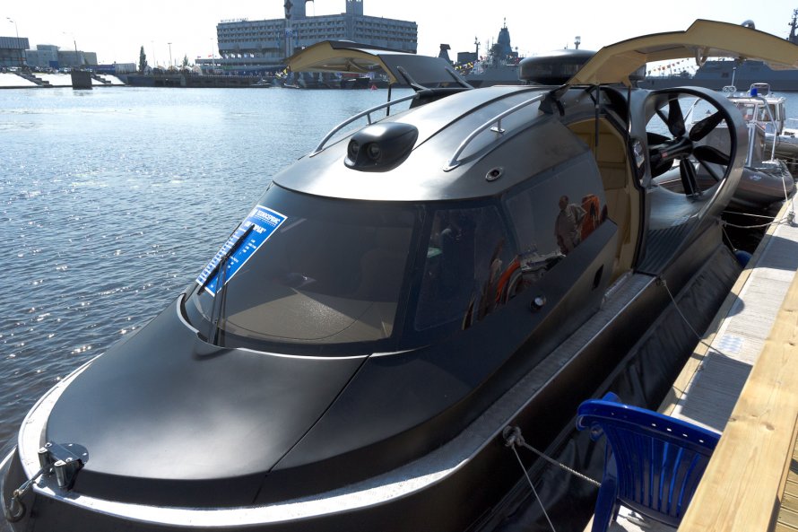Судно на воздушной Hovercraft подушке Мираж