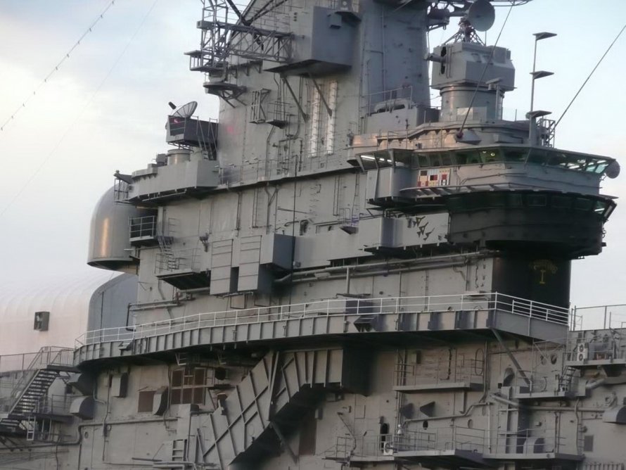 Интрепид» (англ. USS Intrepid (CV-11))